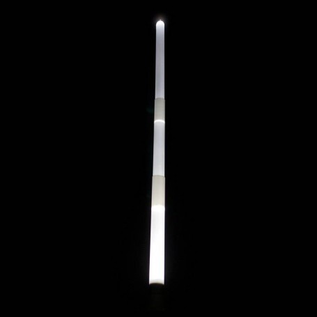 Espada o sable Graff de luz blanca. Efectos de drapeado y llamas