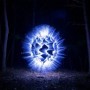 Création lumineuse avec le tube transparent avec effet paillette bleu et blanc