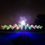 Création lumineuse avec le tube holographique avec effet arc-en-ciel